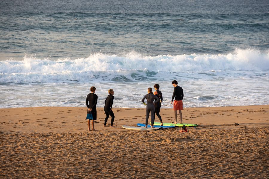 A beach briefing before a group session